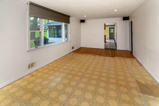 19 FLORAL RD, Flemington, NJ 08822