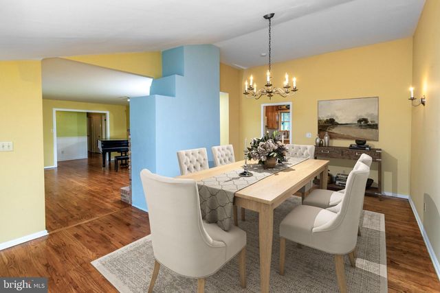 19 FLORAL RD, Flemington, NJ 08822