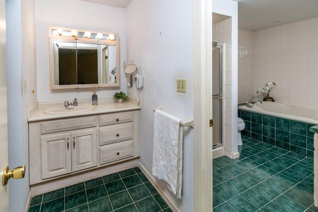 19 FLORAL RD, Flemington, NJ 08822