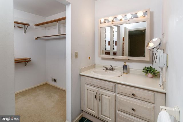 19 FLORAL RD, Flemington, NJ 08822