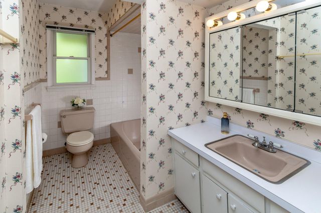 19 FLORAL RD, Flemington, NJ 08822