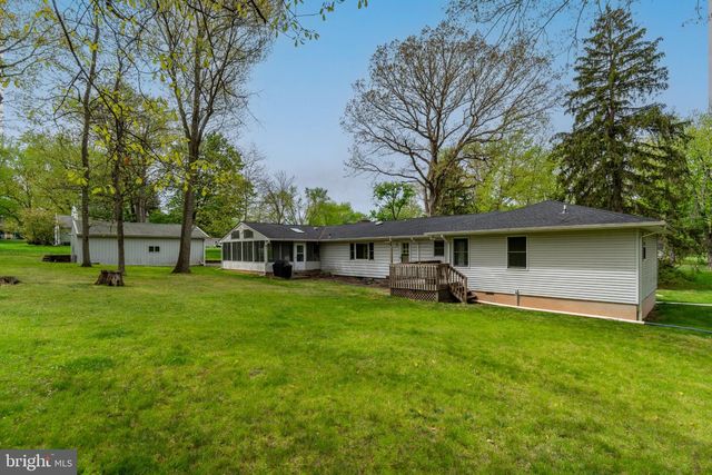 19 FLORAL RD, Flemington, NJ 08822