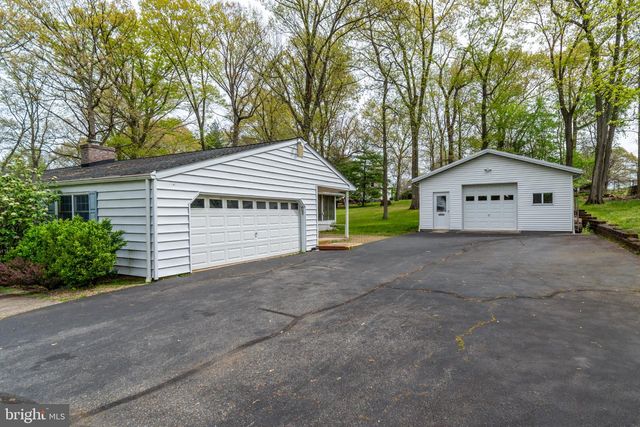 19 FLORAL RD, Flemington, NJ 08822