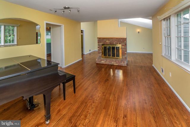 19 FLORAL RD, Flemington, NJ 08822