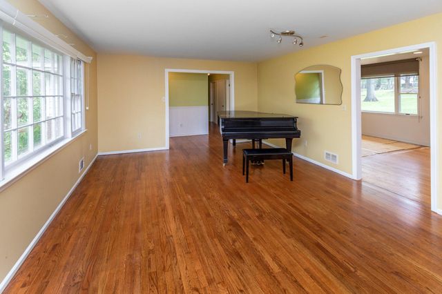 19 FLORAL RD, Flemington, NJ 08822