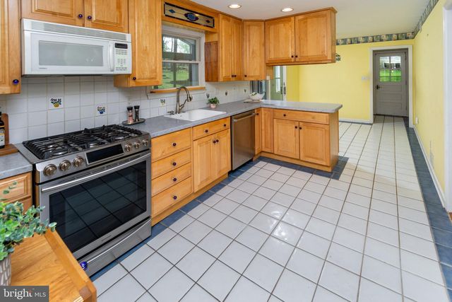 19 FLORAL RD, Flemington, NJ 08822