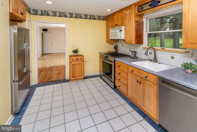 19 FLORAL RD, Flemington, NJ 08822