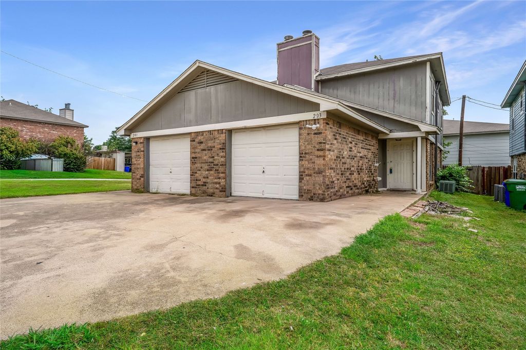203 S Las Vegas Trail, White Settlement, TX 76108