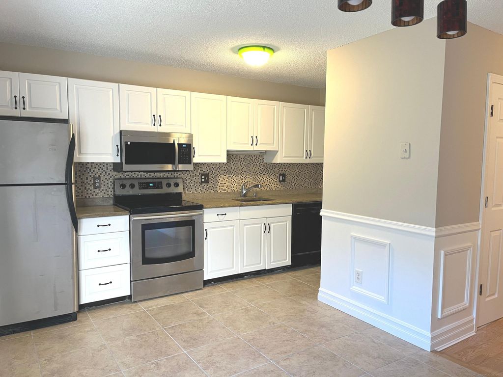 585 Park Road 11-2, Waterbury, CT 06708