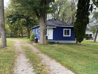 1220 S Belsay Road, Burton, MI 48509