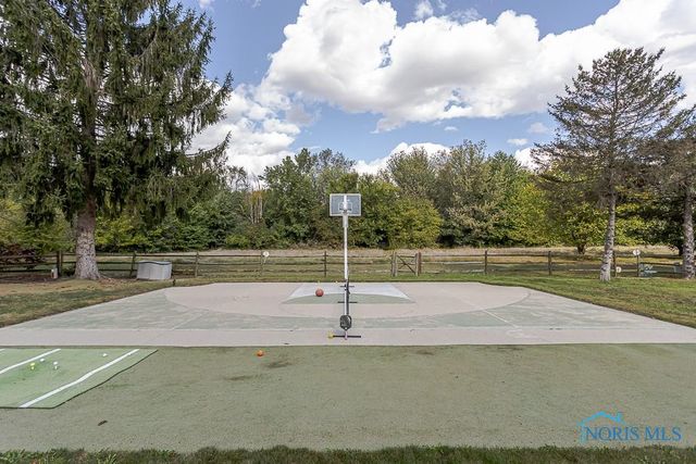 7040 Country Creek Road, Maumee, OH 43537