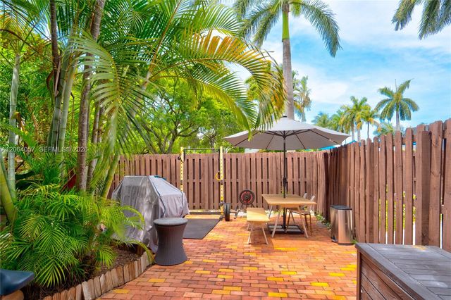 2307 NE 7th Street 40, Hallandale Beach, FL 33009