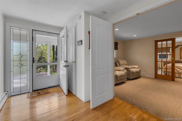 16 Appletree Lane, Huntington Station, NY 11746