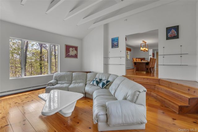 16 Appletree Lane, Huntington Station, NY 11746