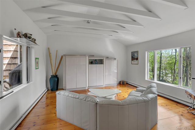 16 Appletree Lane, Huntington Station, NY 11746