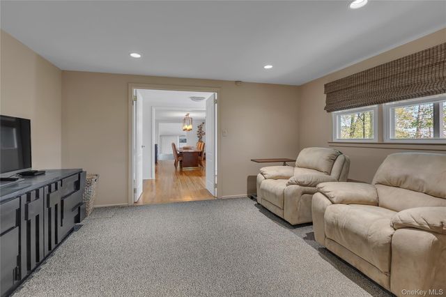 16 Appletree Lane, Huntington Station, NY 11746