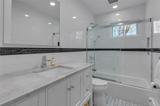 16 Appletree Lane, Huntington Station, NY 11746