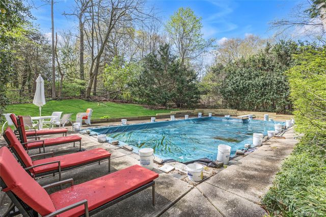 16 Appletree Lane, Huntington Station, NY 11746