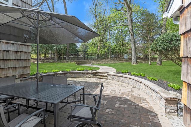 16 Appletree Lane, Huntington Station, NY 11746