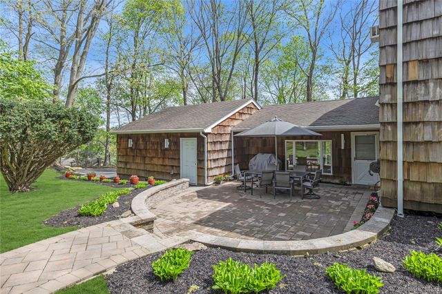 16 Appletree Lane, Huntington Station, NY 11746