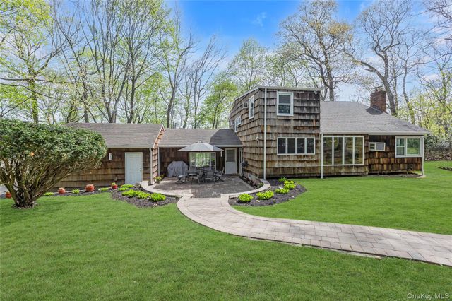 16 Appletree Lane, Huntington Station, NY 11746