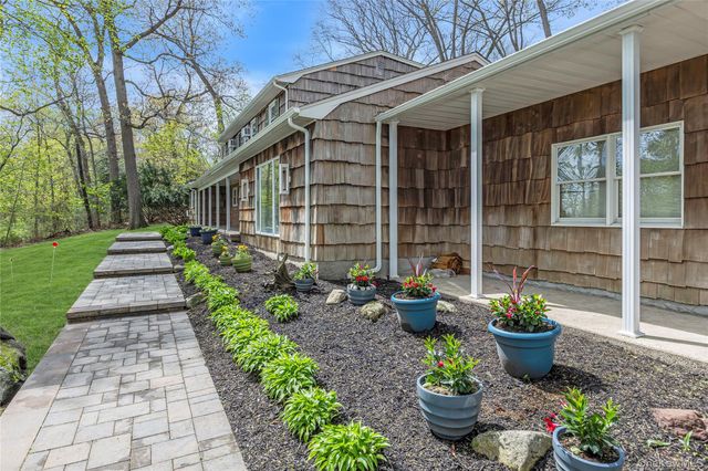 16 Appletree Lane, Huntington Station, NY 11746