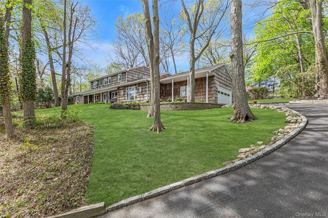 16 Appletree Lane, Huntington Station, NY 11746