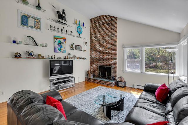 16 Appletree Lane, Huntington Station, NY 11746