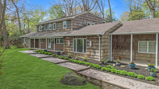 16 Appletree Lane, Huntington Station, NY 11746