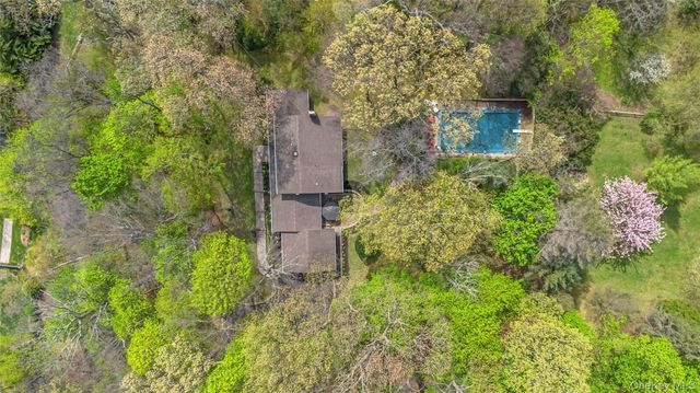 16 Appletree Lane, Huntington Station, NY 11746