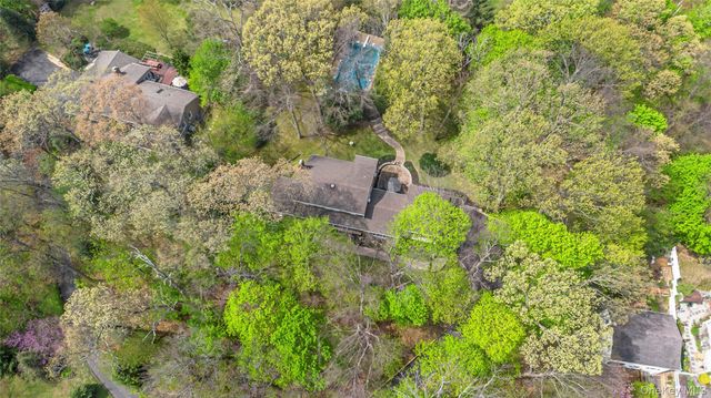 16 Appletree Lane, Huntington Station, NY 11746