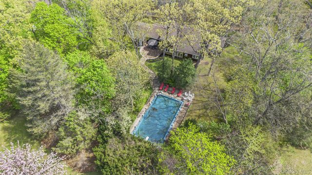 16 Appletree Lane, Huntington Station, NY 11746