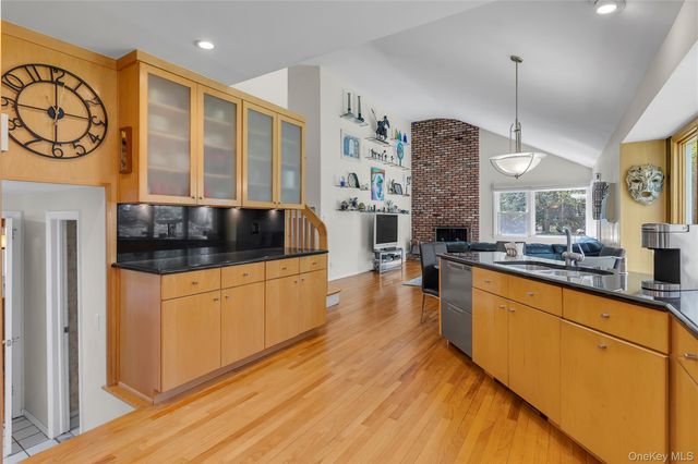 16 Appletree Lane, Huntington Station, NY 11746