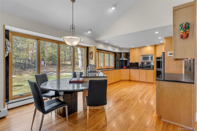 16 Appletree Lane, Huntington Station, NY 11746