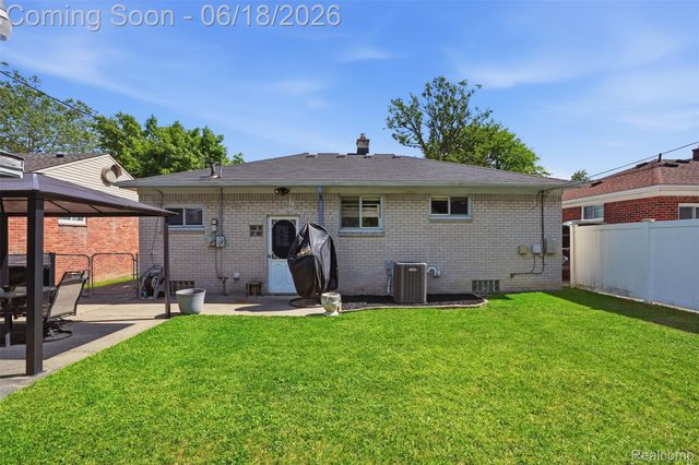 18301 Marquette Street, Roseville, MI 48066