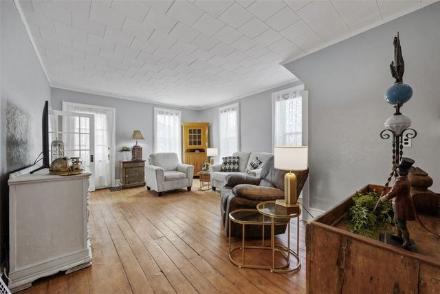 1860 E Ave NW, Cedar Rapids, IA 52405