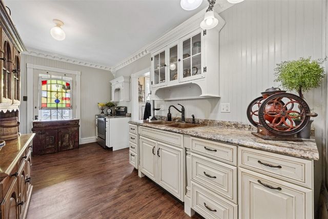 1860 E Ave NW, Cedar Rapids, IA 52405