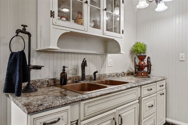 1860 E Ave NW, Cedar Rapids, IA 52405