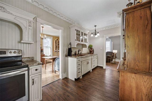 1860 E Ave NW, Cedar Rapids, IA 52405