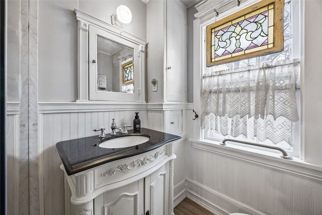 1860 E Ave NW, Cedar Rapids, IA 52405