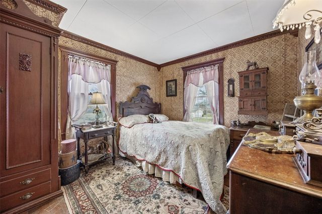 1860 E Ave NW, Cedar Rapids, IA 52405