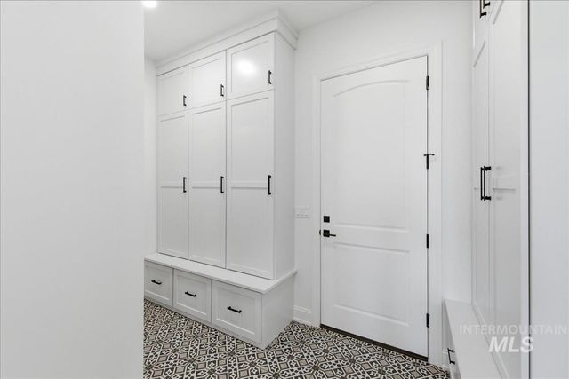 7896 Deerfawn Ln, Eagle, ID 83616