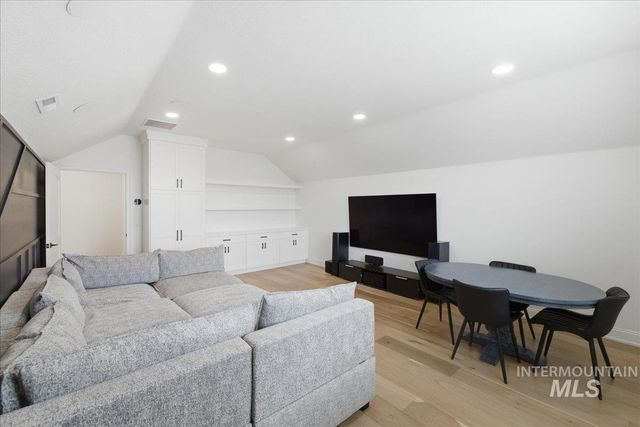 7896 Deerfawn Ln, Eagle, ID 83616