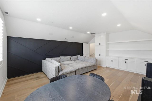 7896 Deerfawn Ln, Eagle, ID 83616