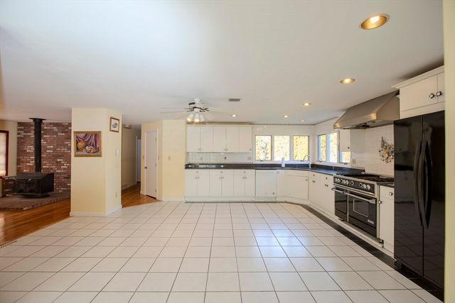 158 Slocum Rd, Dartmouth, MA 02747