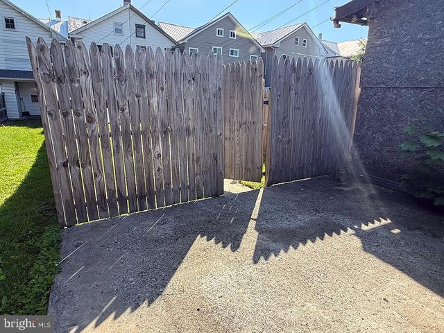 233 N 5TH ST, Newport, PA 17074