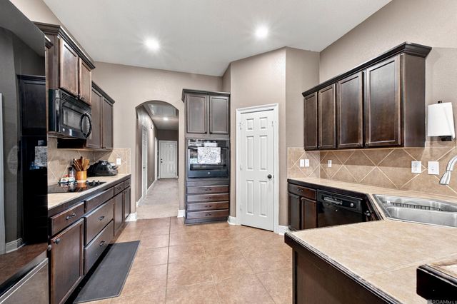 30889 Creek Valley Dr, Denham Springs, LA 70726