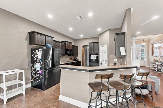 30889 Creek Valley Dr, Denham Springs, LA 70726