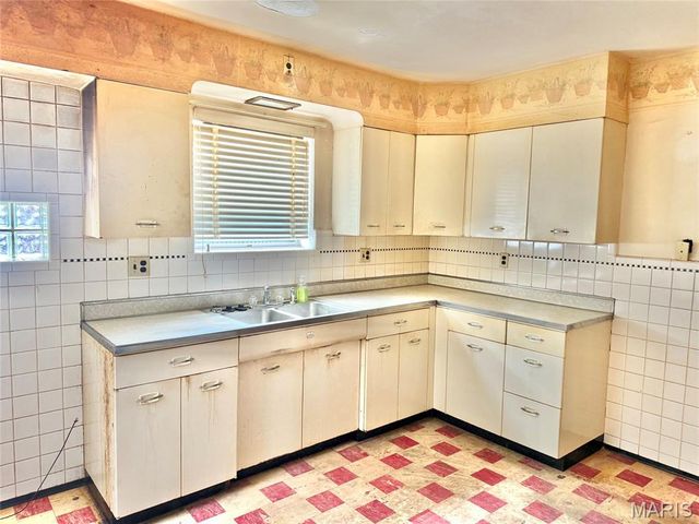 1615 Veronica Avenue, St Louis, MO 63147