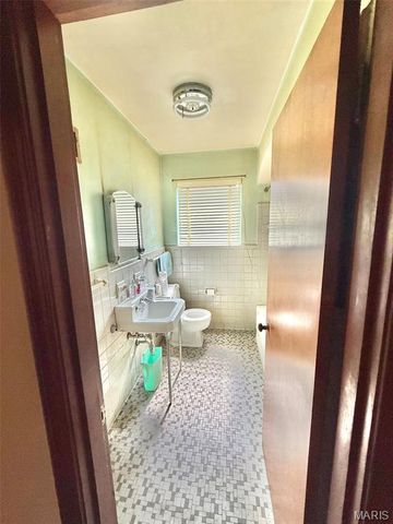 1615 Veronica Avenue, St Louis, MO 63147